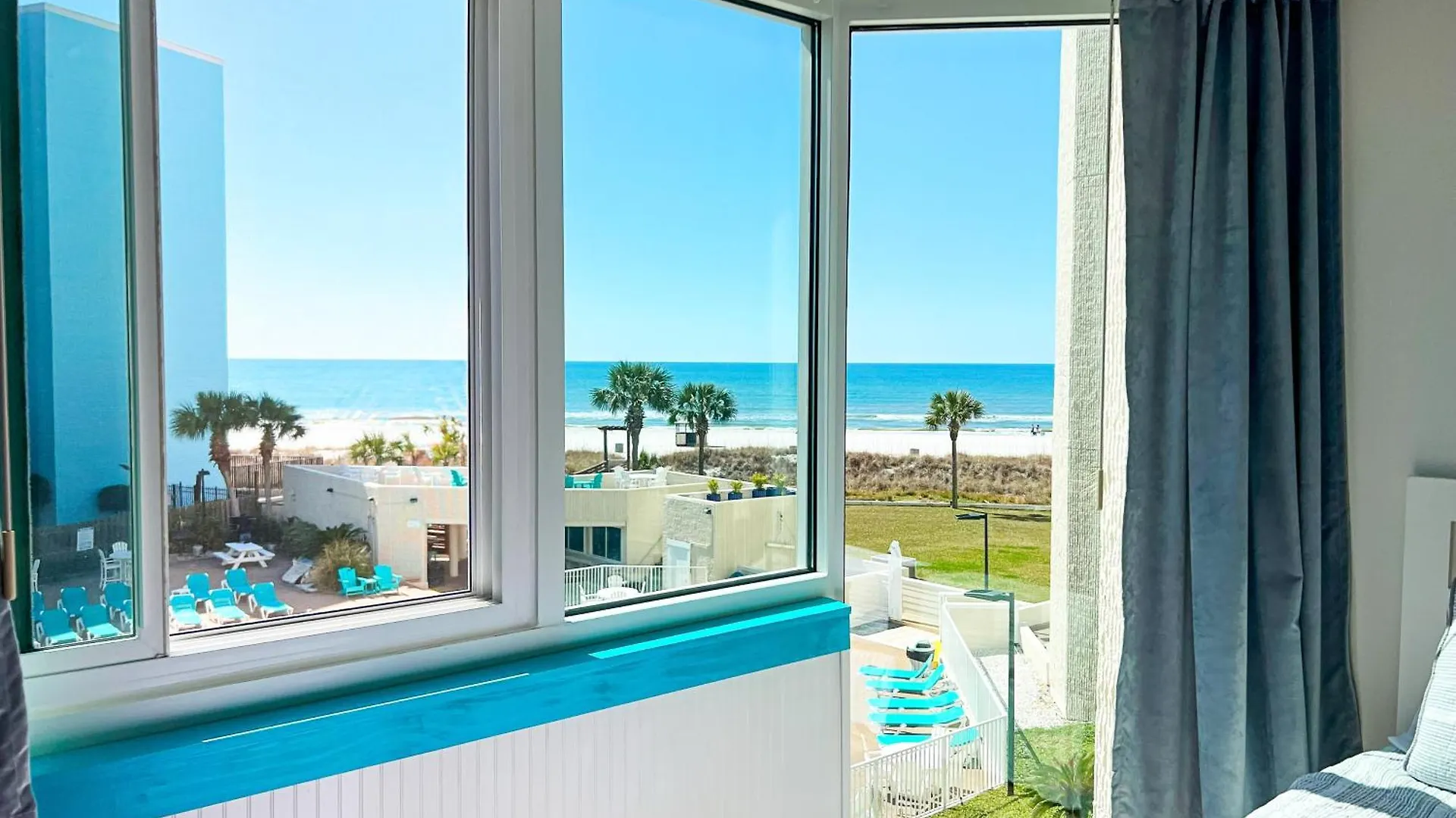 Beachfront Studio - Perfect Location - Free Beach Chairs Panama City Beach Apartment