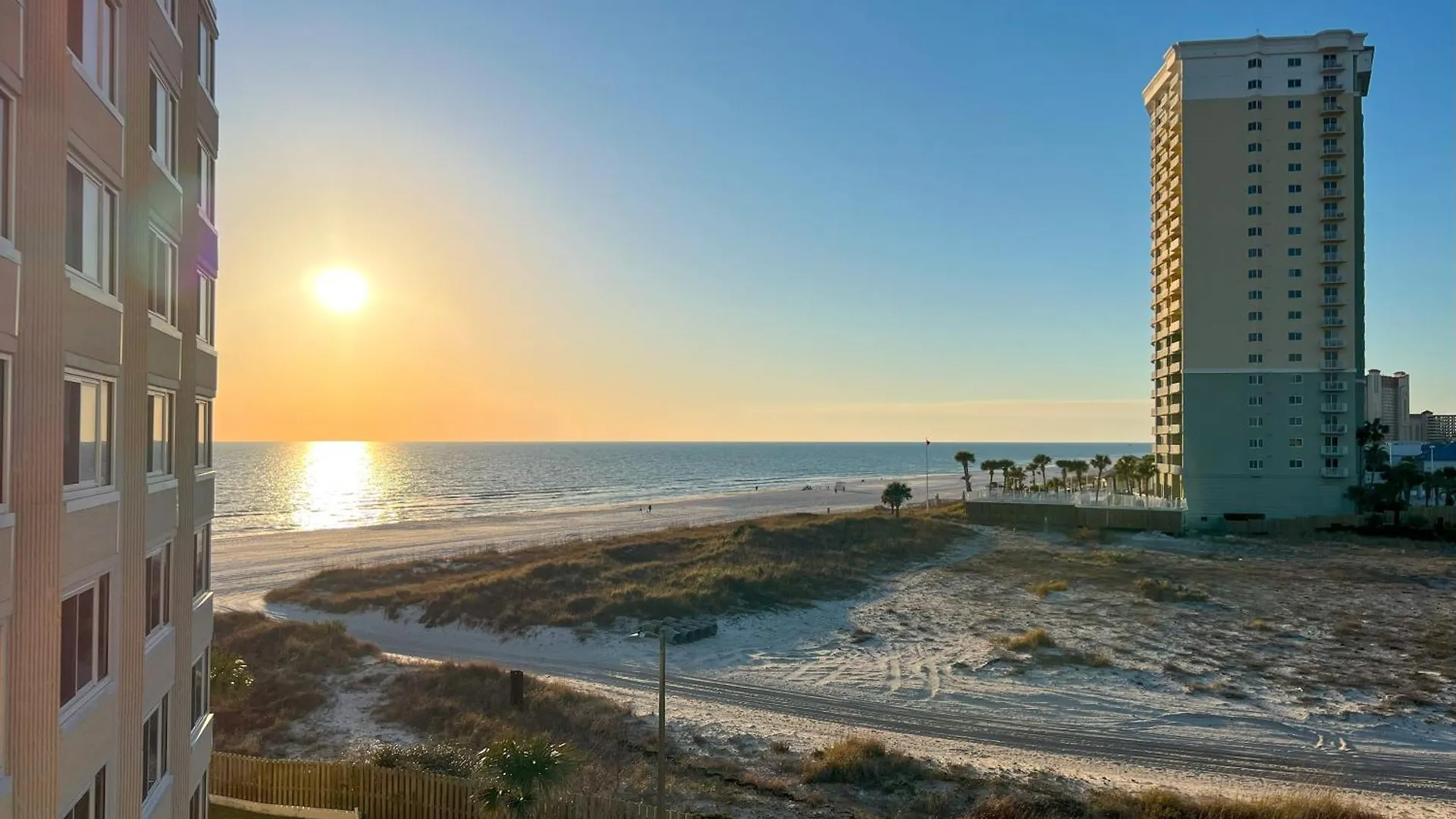 Apartment Beachfront Studio - Perfect Location - Free Beach Chairs Panama City Beach