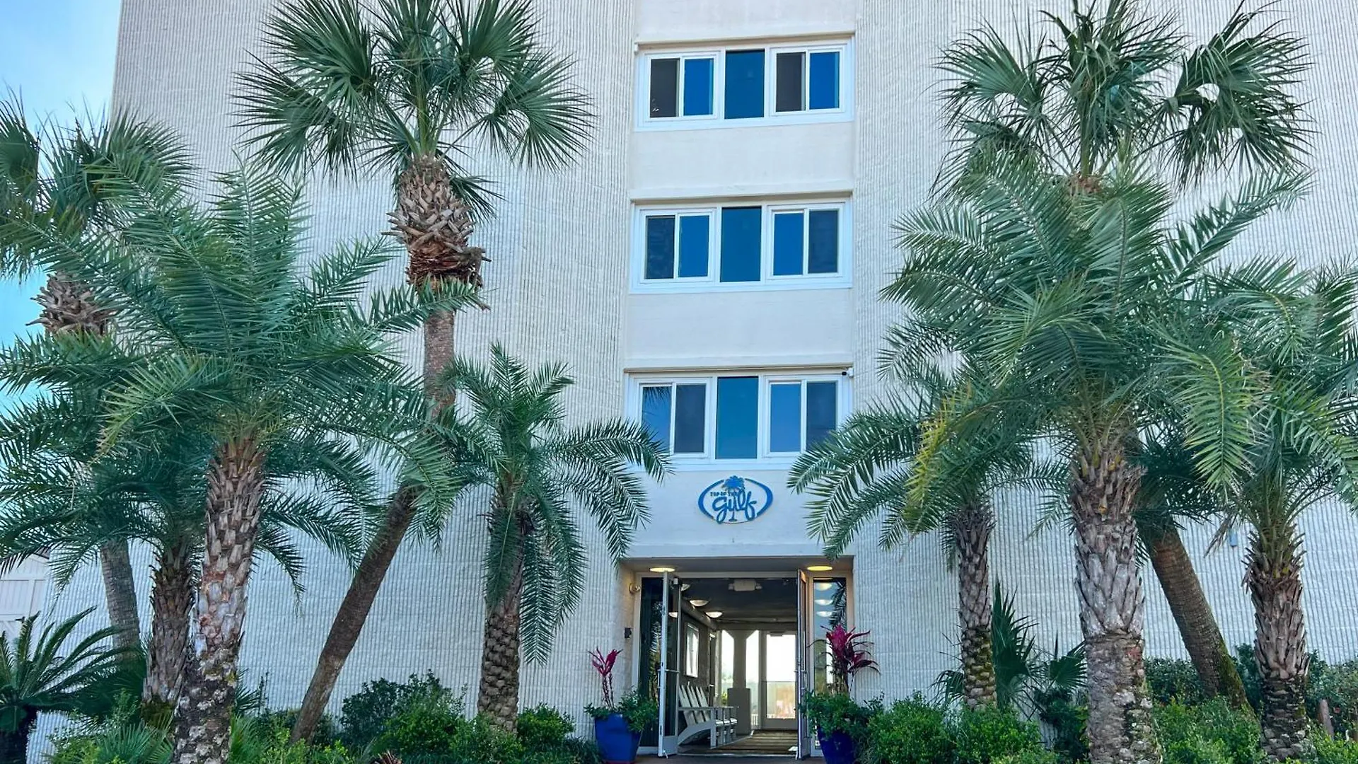 Beachfront Studio - Perfect Location - Free Beach Chairs Panama City Beach