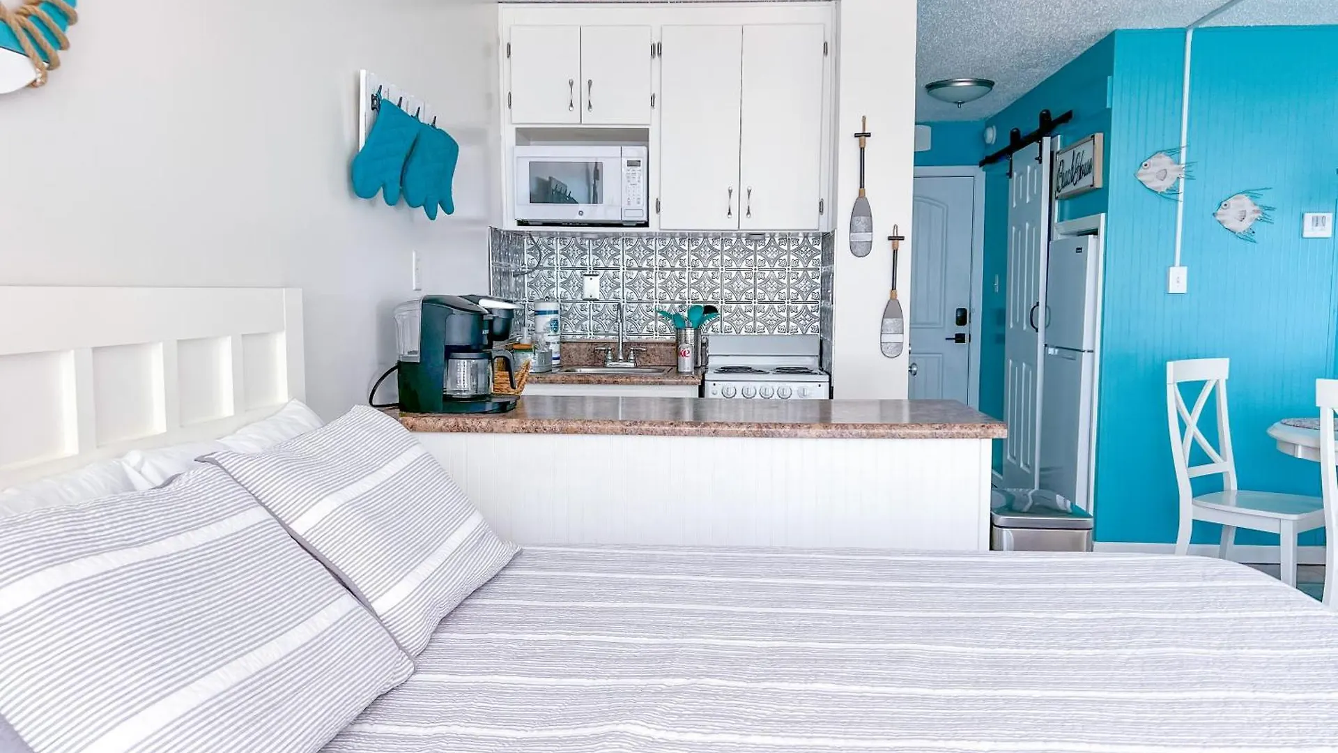 Apartment Beachfront Studio - Perfect Location - Free Beach Chairs Panama City Beach