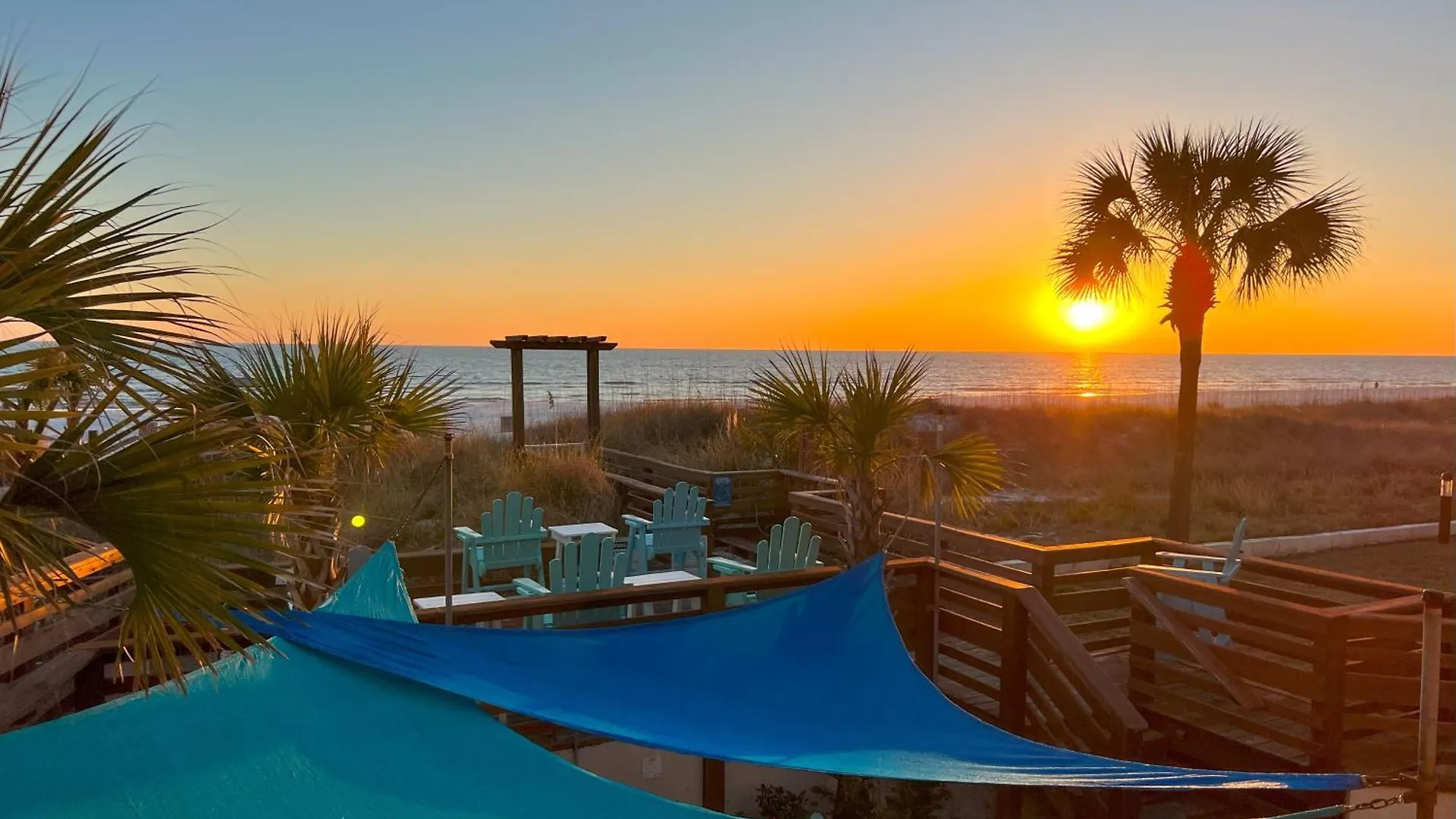 Beachfront Studio - Perfect Location - Free Beach Chairs location